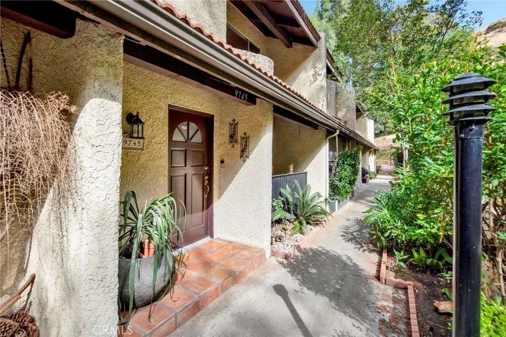9745 Via Roma, Burbank