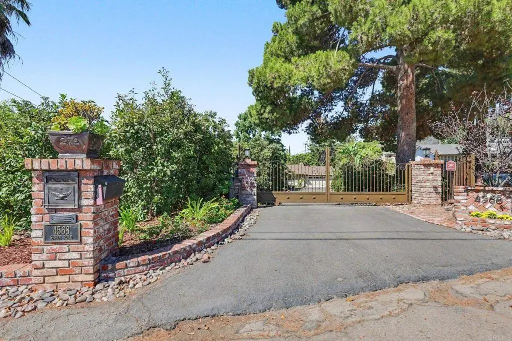 4568 Shade Rd, La Mesa