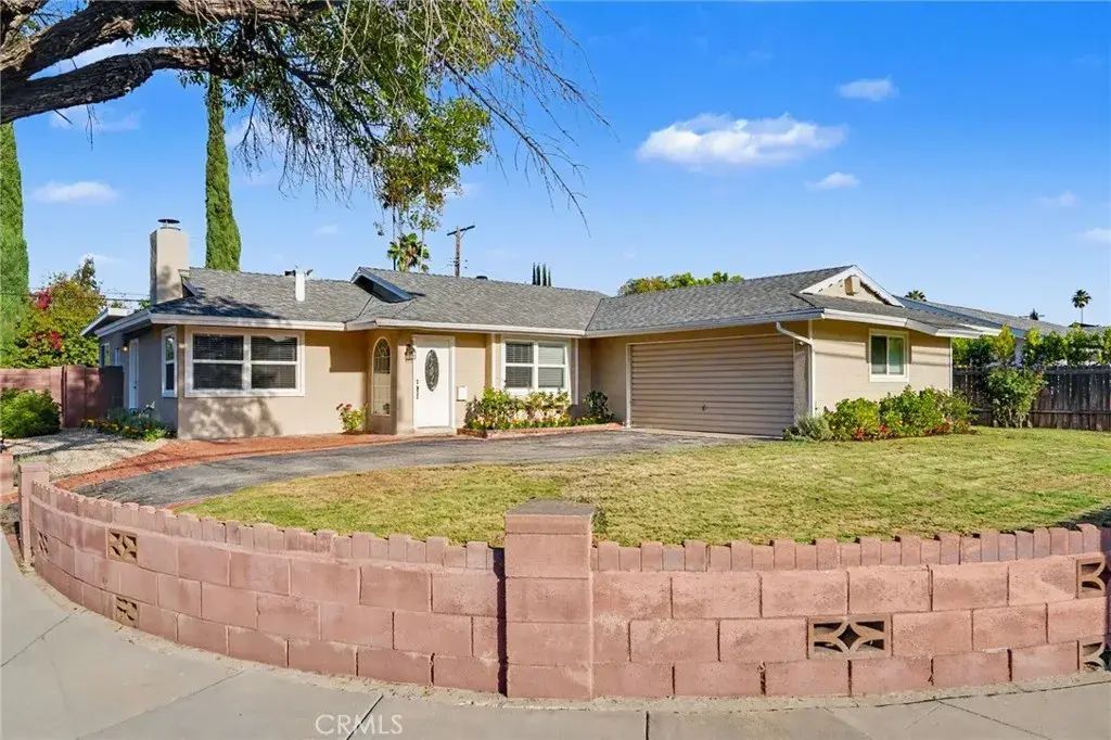 23142 Strathern, West Hills