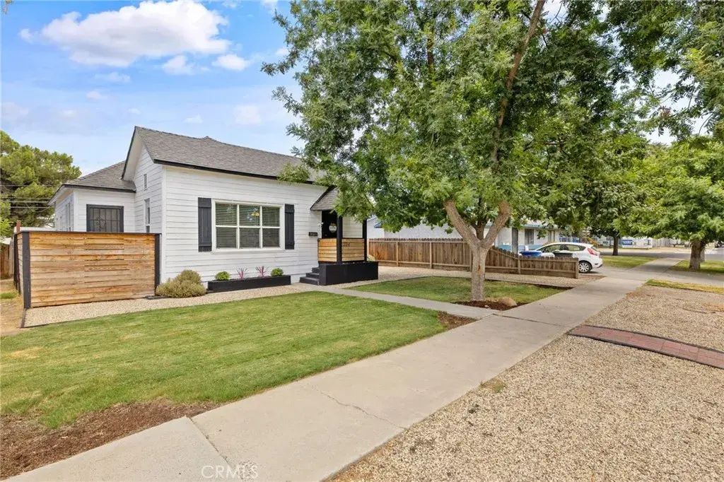 224 E 10th, Hanford