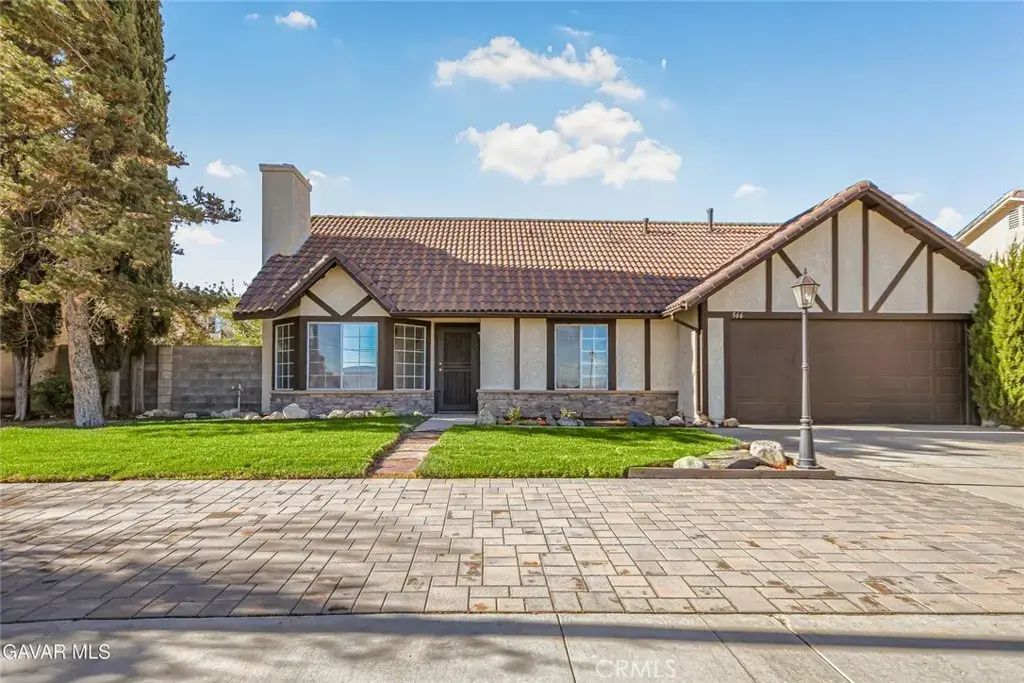 566 E Avenue R8, Palmdale