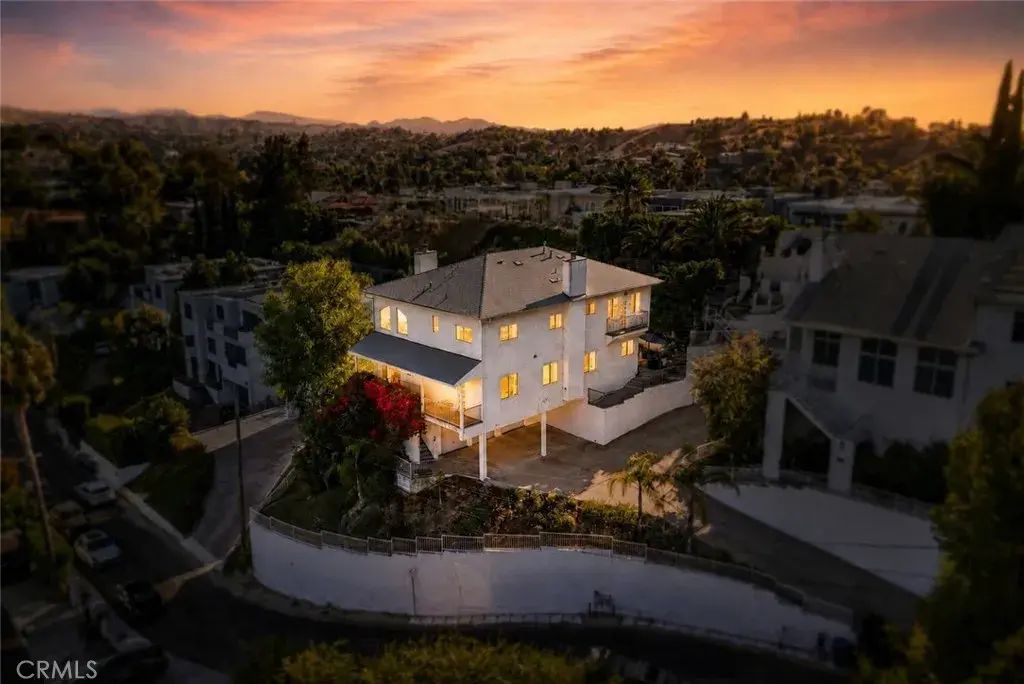 5271 Elvira, Woodland Hills