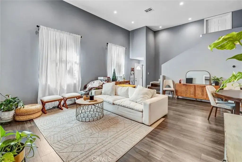 15012 Wyandotte, Los Angeles