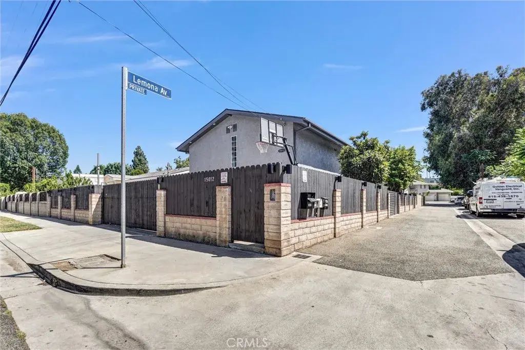 15012 Wyandotte, Los Angeles