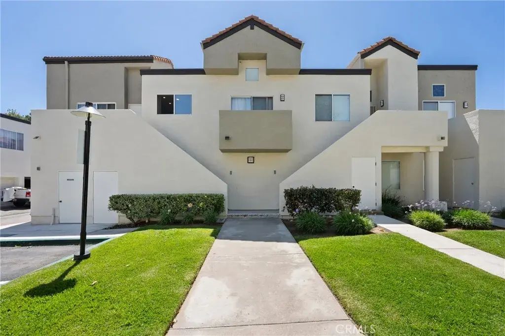 21200 Trumpet 205, Newhall