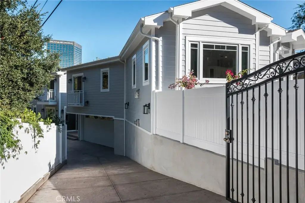 3698 Fredonia Drive, Los Angeles