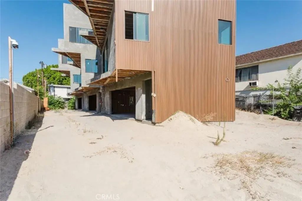 6651 Camellia Avenue, Los Angeles