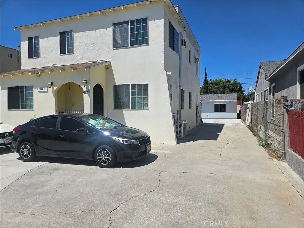 1307 S Woods A, Los Angeles