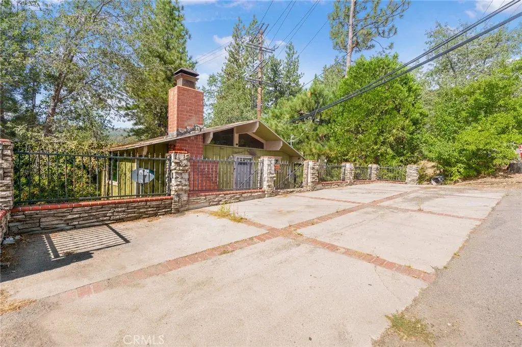 32892 Lone Pine, Running Springs