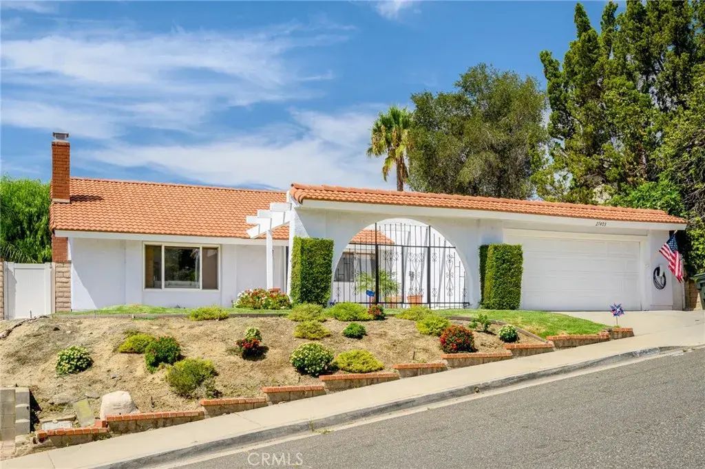 27403 Garza Drive, Saugus