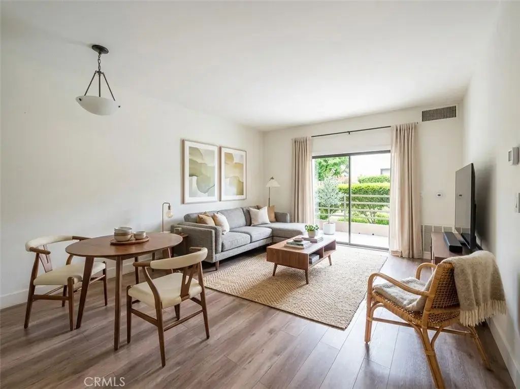 6815 Remmet 109, Canoga Park