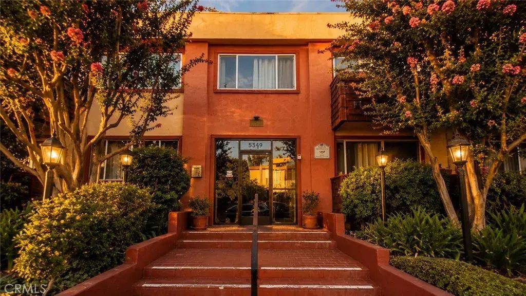 5349 Newcastle 34, Encino