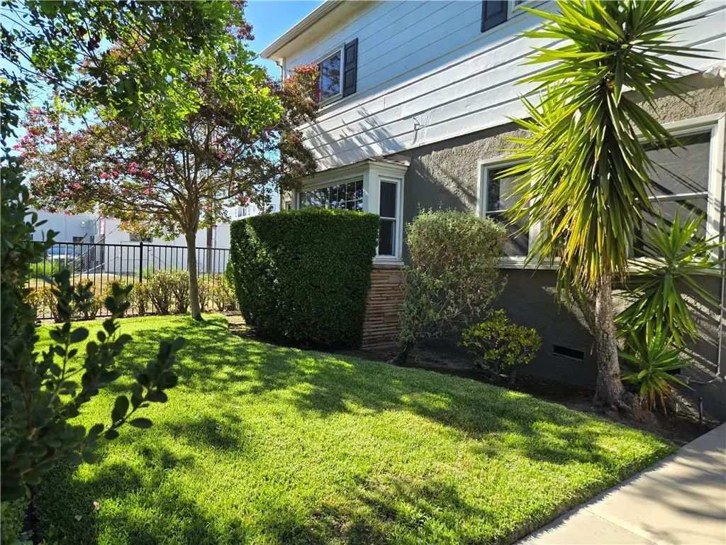 10939 Moorpark, Toluca Lake