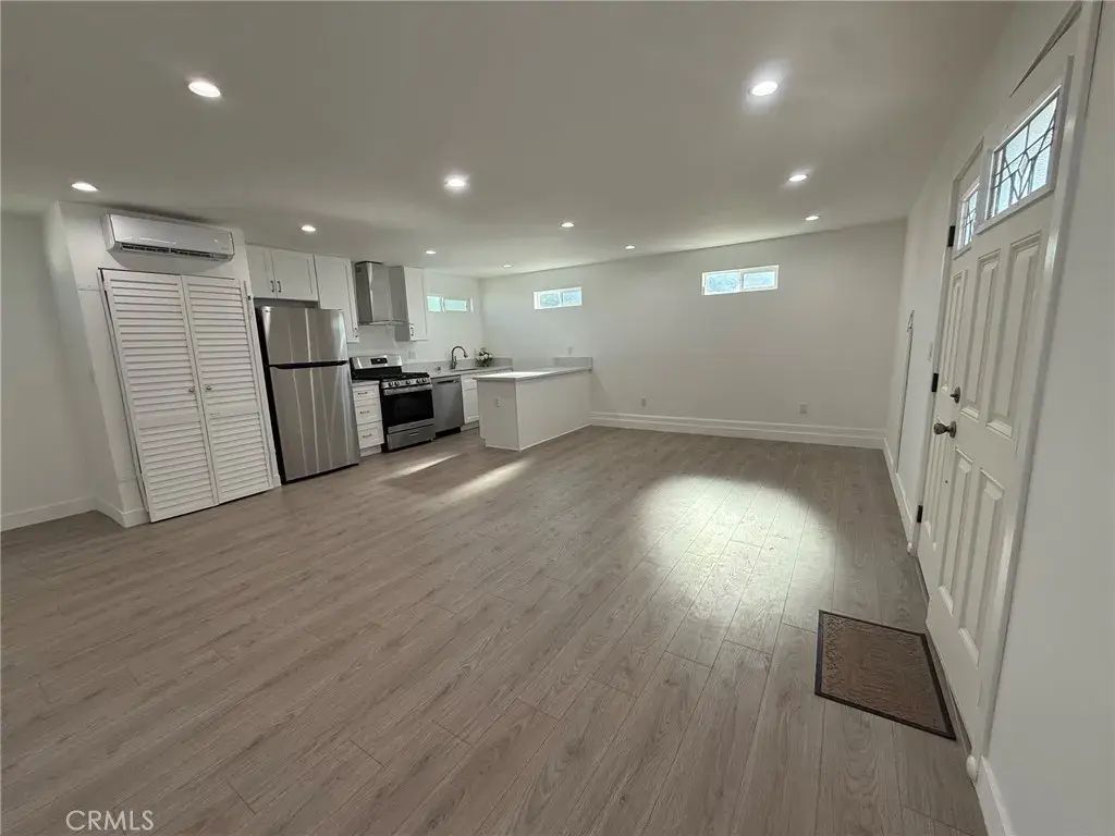 10018 Aqueduct Avenue, North Hills