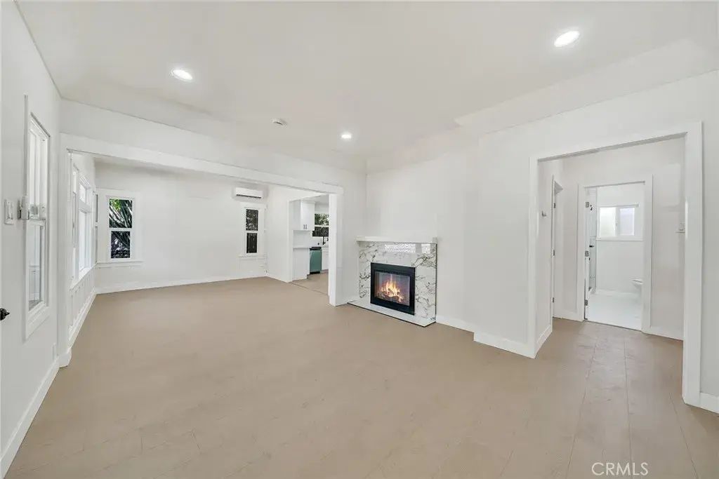 1020 W 70th Street, Los Angeles