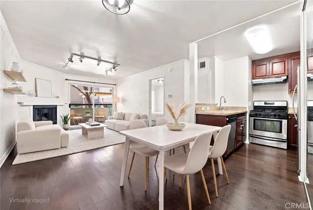 21400 Burbank 106, Woodland Hills