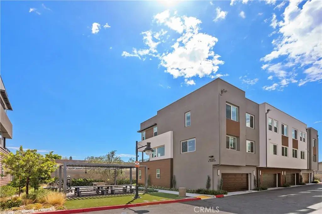 651 S Lyon Street, Santa Ana