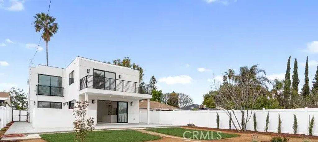 6830 N Lubao Avenue, Winnetka