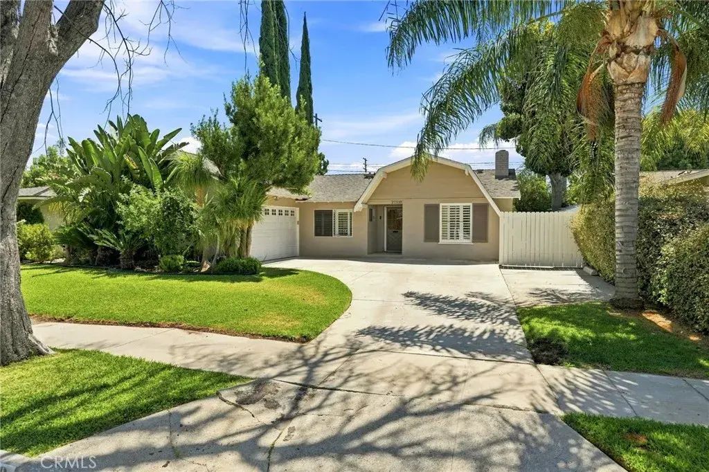 22510 Hartland, Los Angeles