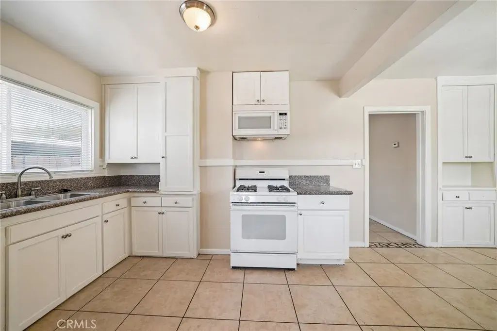 12814 Benson B, Chino