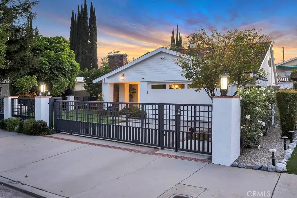6305 Crebs, Tarzana