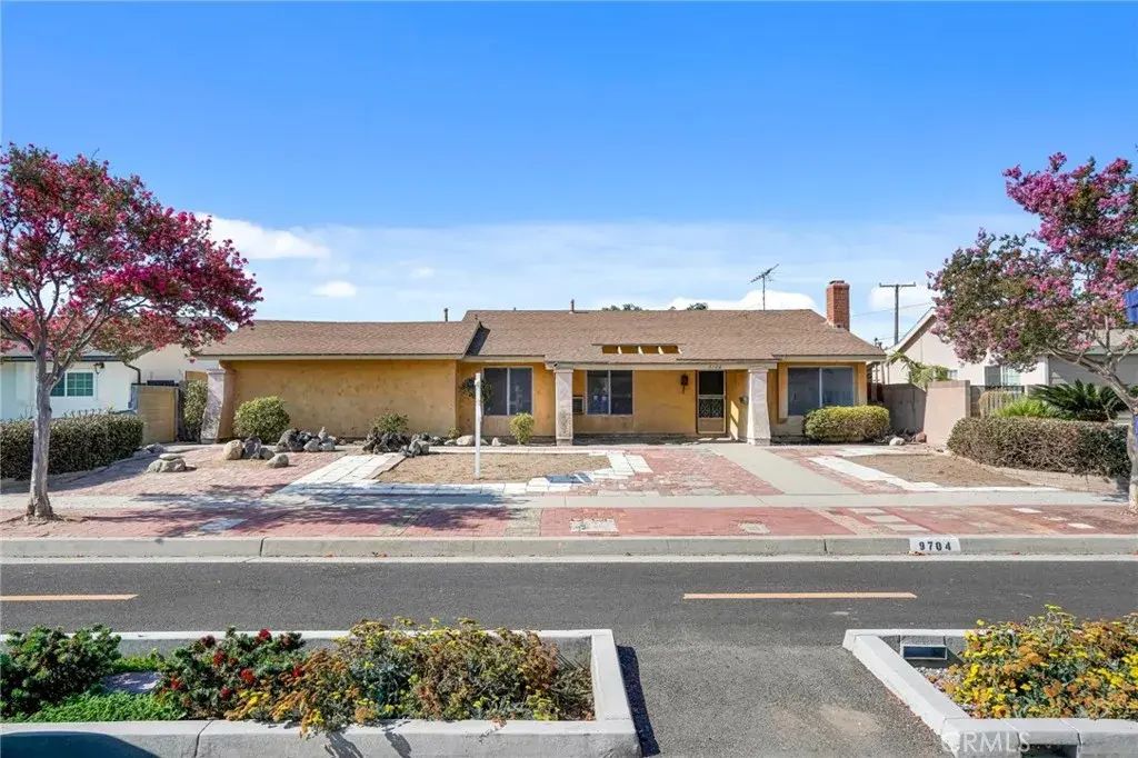 9704 Mines Avenue, Pico Rivera
