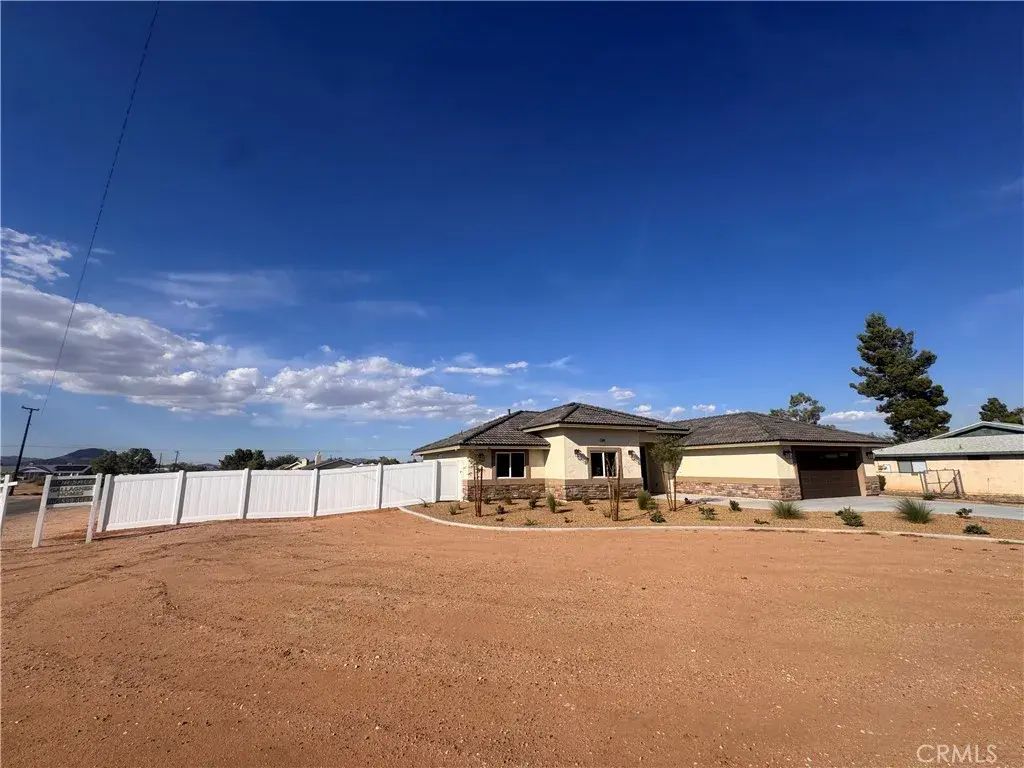 21960 Ramona, Apple Valley