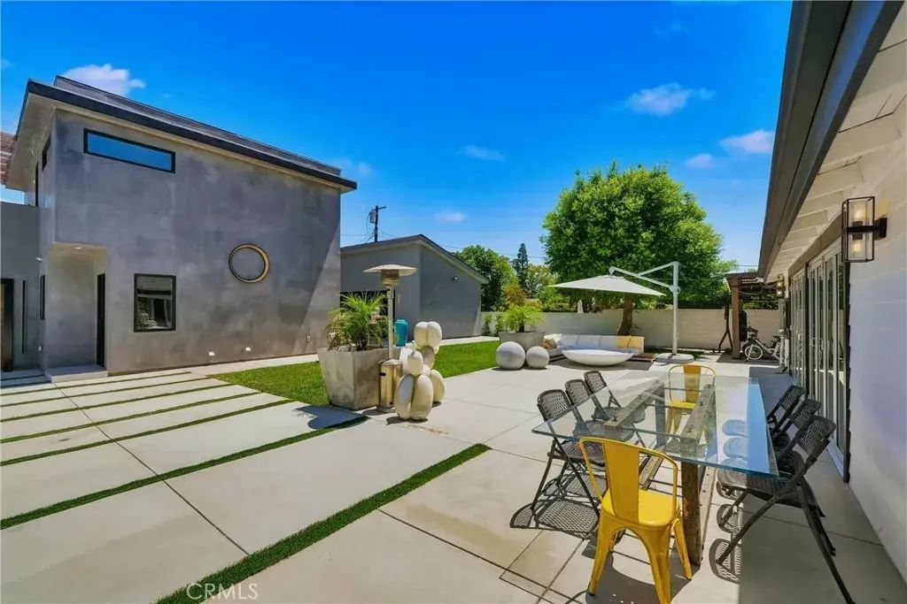 9400 Encino Avenue, Northridge