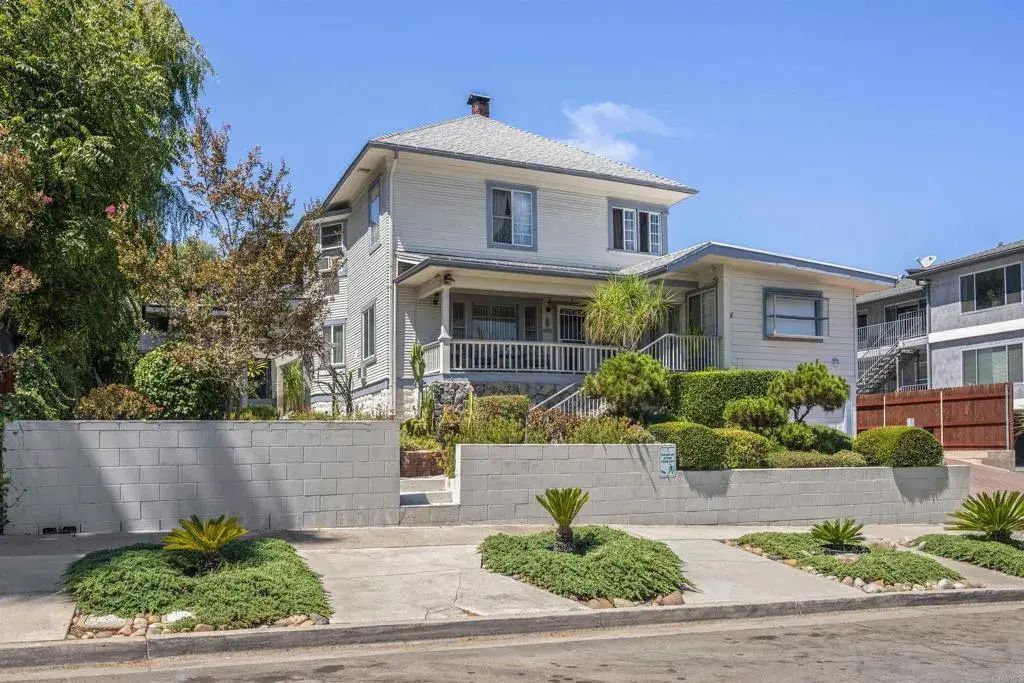 4554 Date Avenue, La Mesa