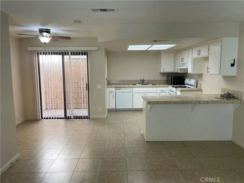1739 W Avenue J-15 6, Lancaster