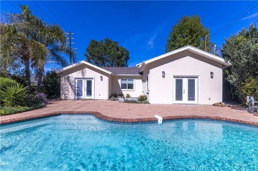 18816 Superior St, Northridge