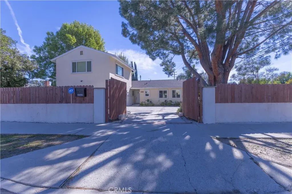 18816 Superior St, Northridge