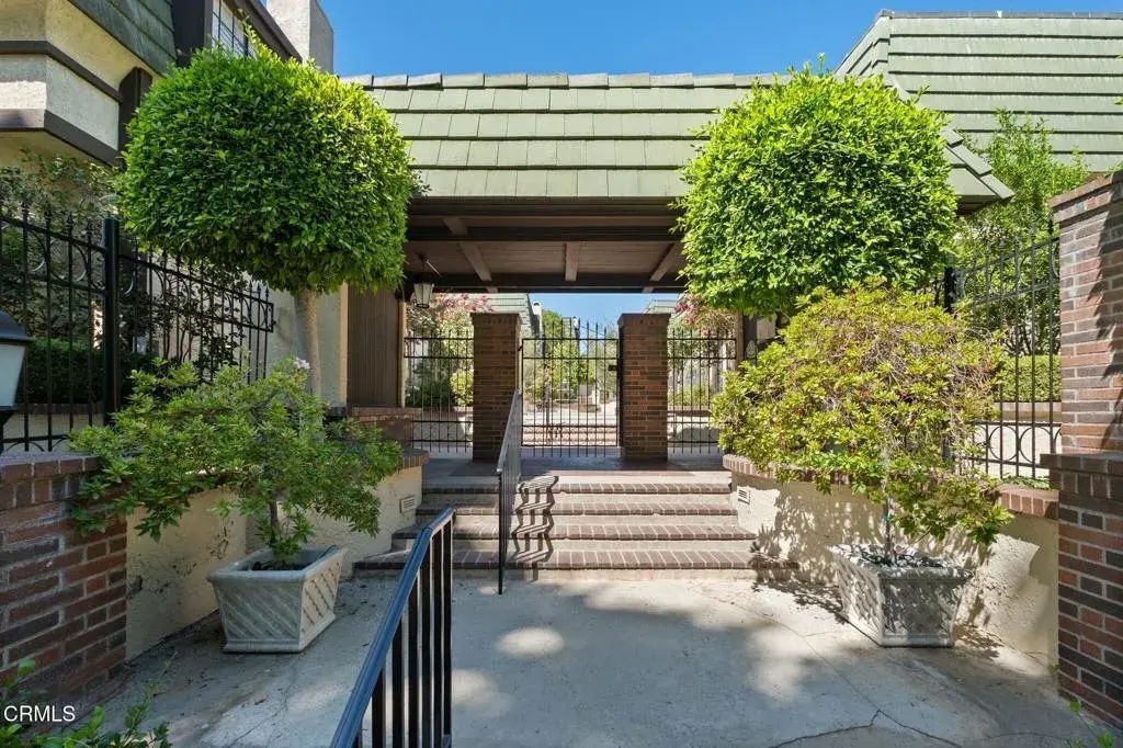 885 S Orange Grove Boulevard 20, Pasadena