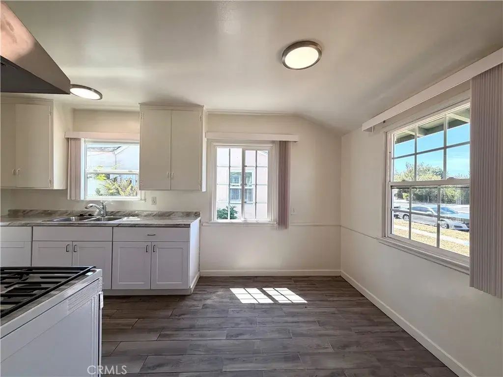 7536 White Oak Avenue, Van Nuys
