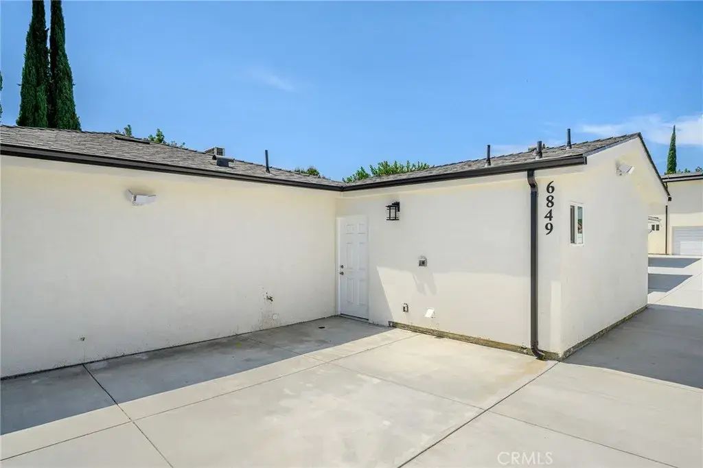 6849 De Celis Place, Van Nuys