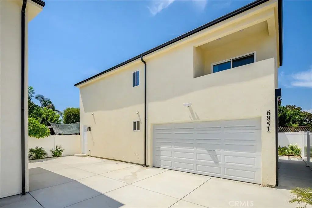 6851 De Celis Place, Van Nuys