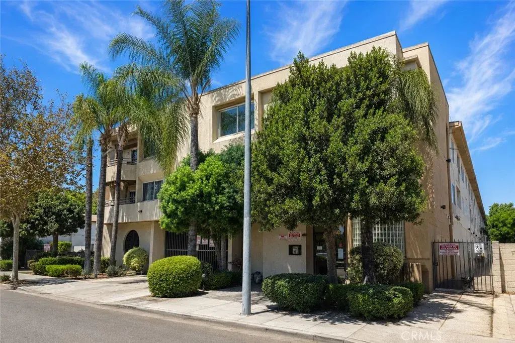 15455 Sherman Way 14, Van Nuys