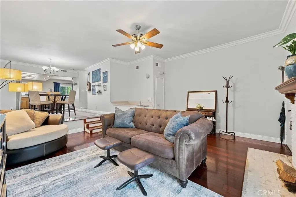 10234 Variel 5, Chatsworth