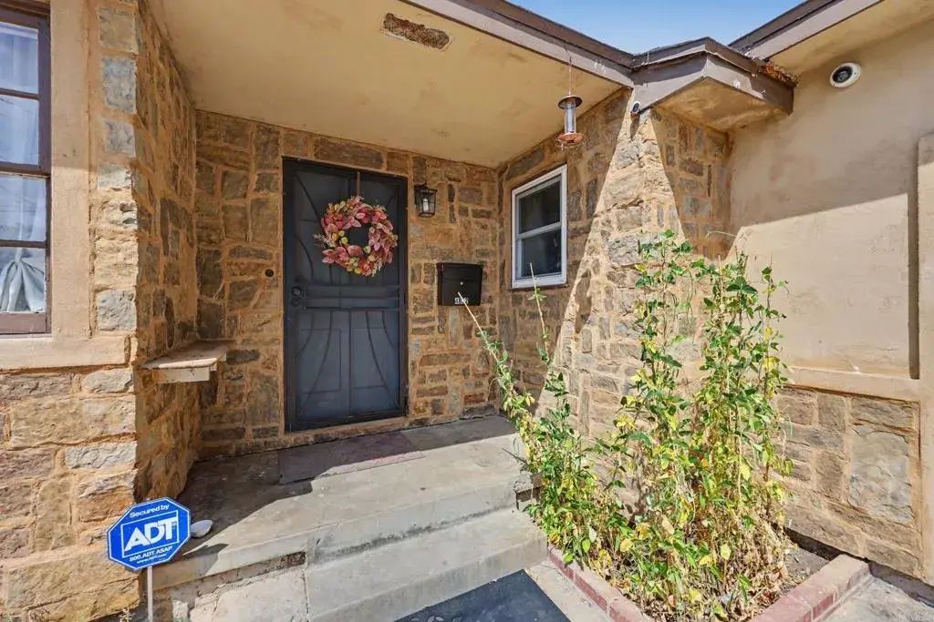 4852 Elsa Road, 