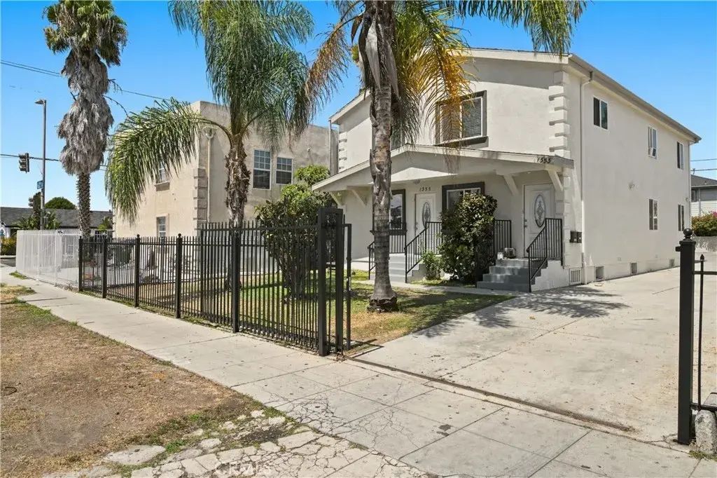 1353 W 60th, Los Angeles