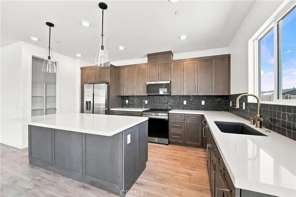 3253 E Avenue J-4, Lancaster