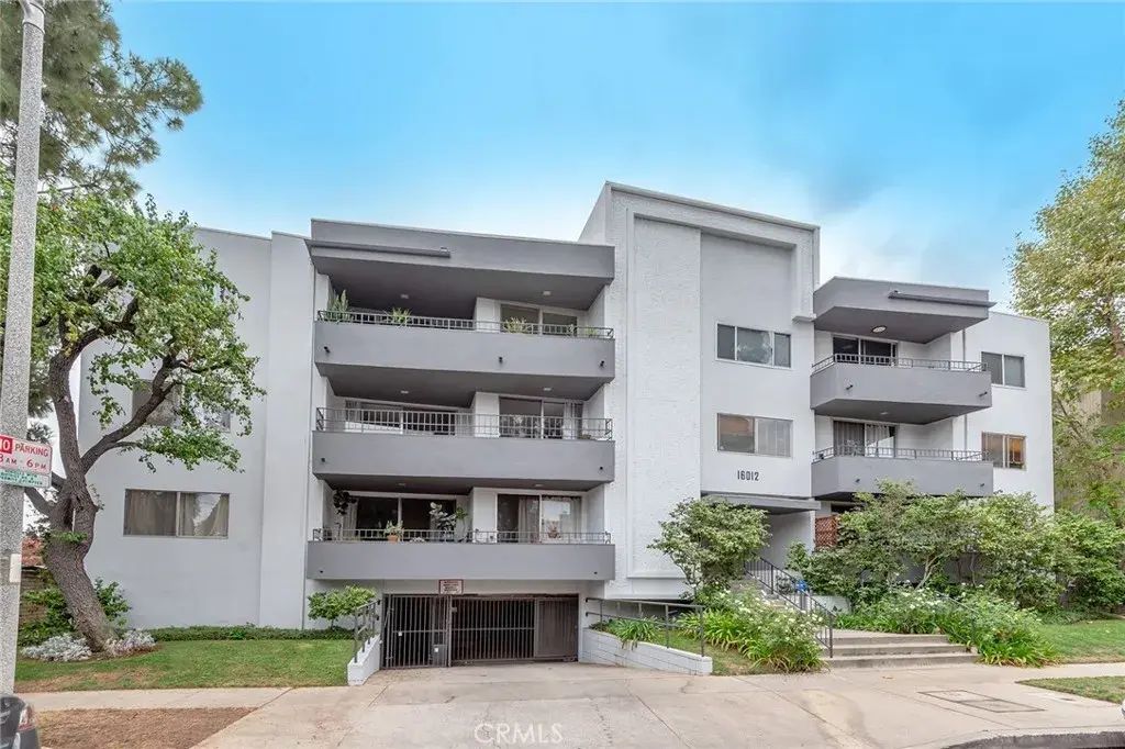 16012 Moorpark 302a, Encino