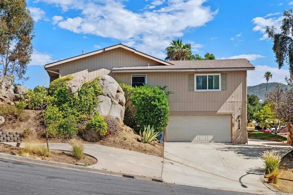 9209 Lakeview Terrace, Lakeside
