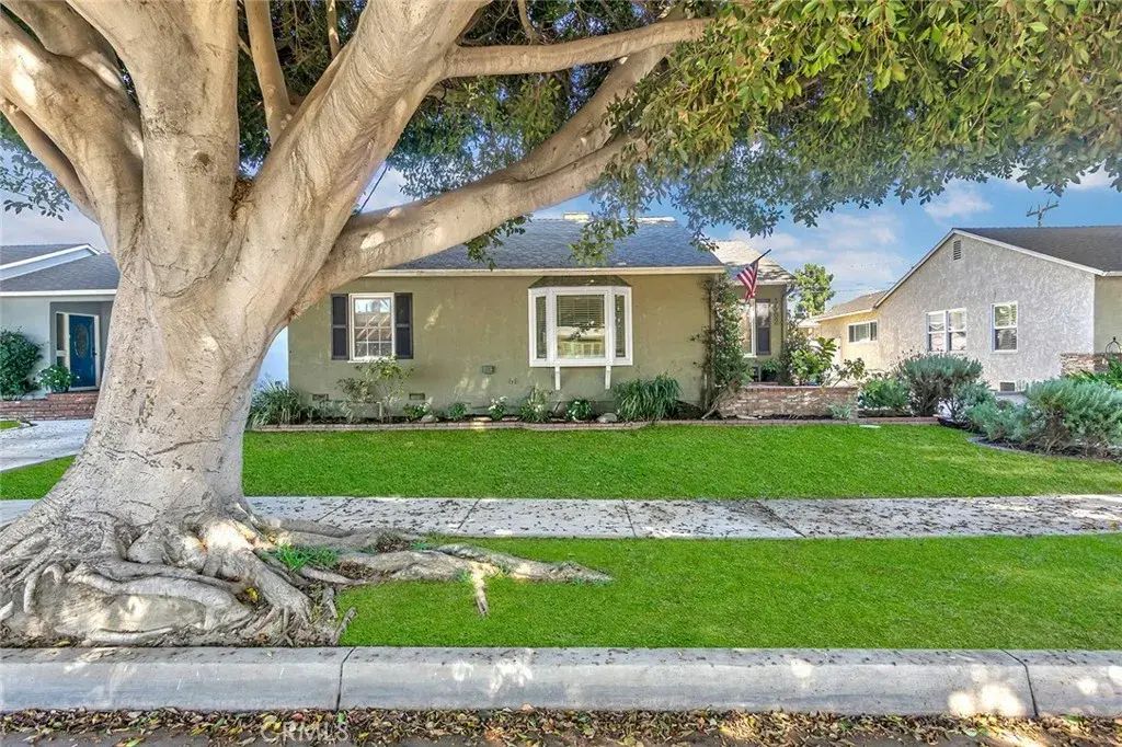 3502 Heather Road, Long Beach