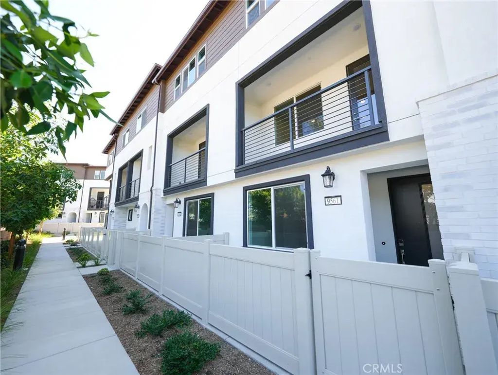 9561 Hannah Way, Riverside