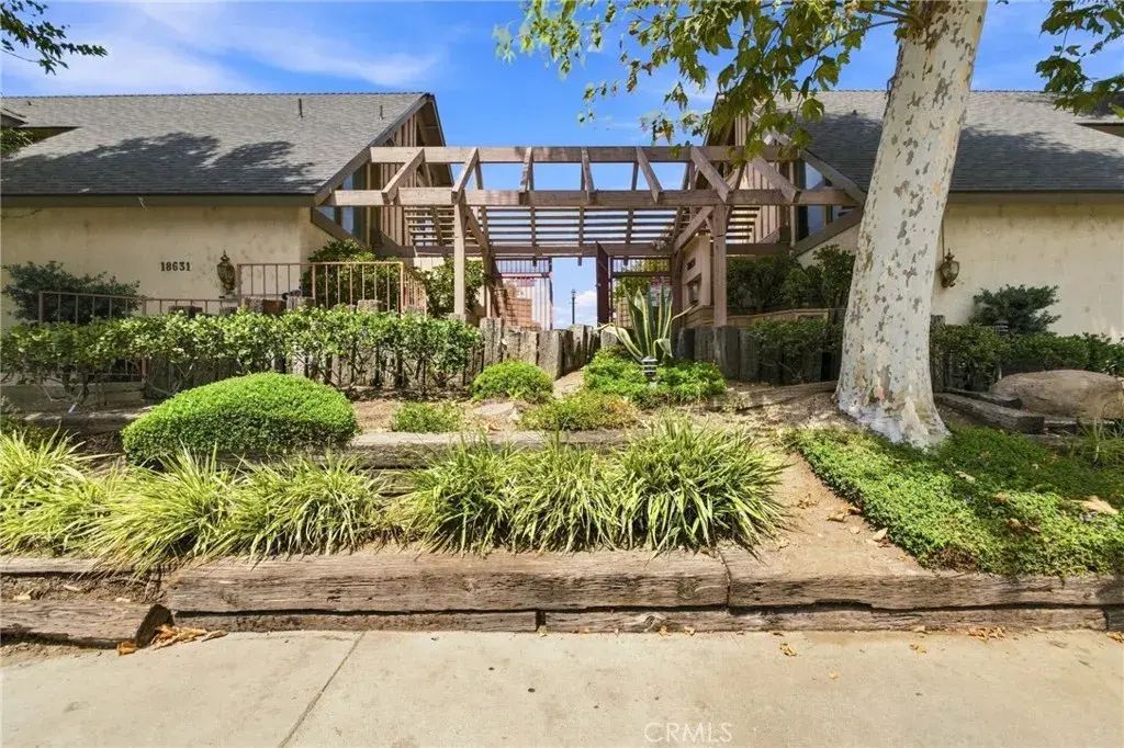 18631 Collins 30, Los Angeles