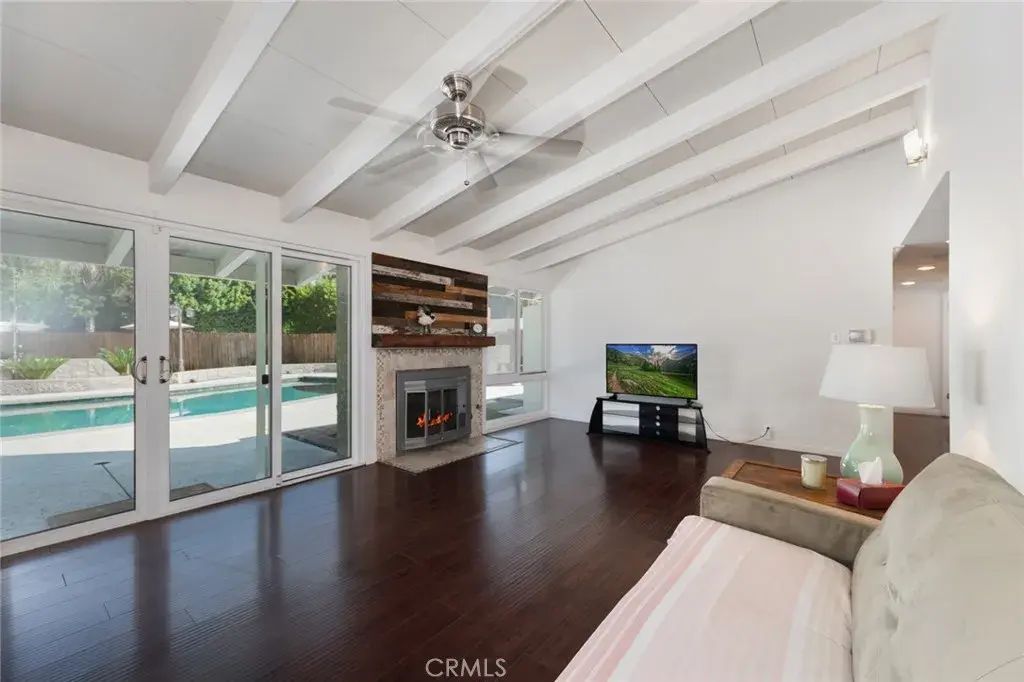 19843 Delano, Woodland Hills