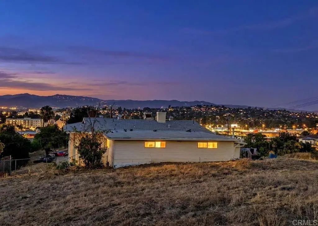 925 Grand Court, Escondido