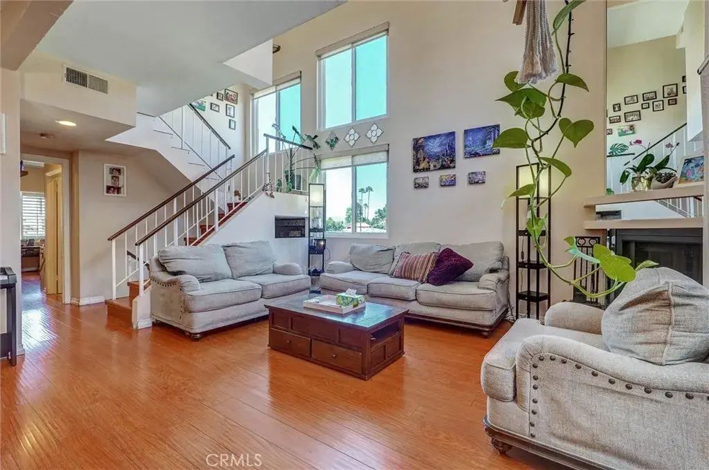 6323 Reseda 1, Reseda