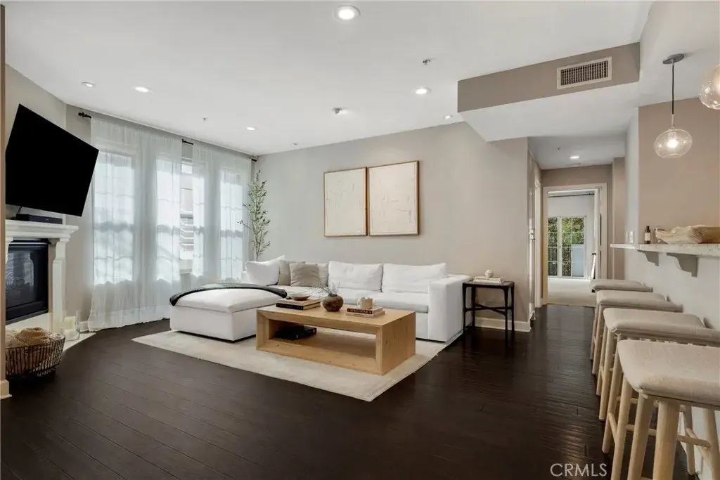 10639 Woodbridge Street 206, Toluca Lake